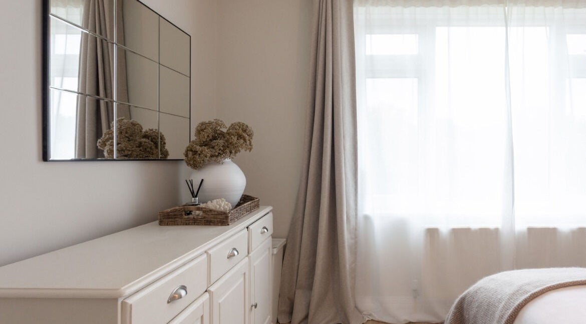 Bright, serene room at Oak + Glow, Chaldon, England, GB, featuring elegant decor and comforting ambiance.