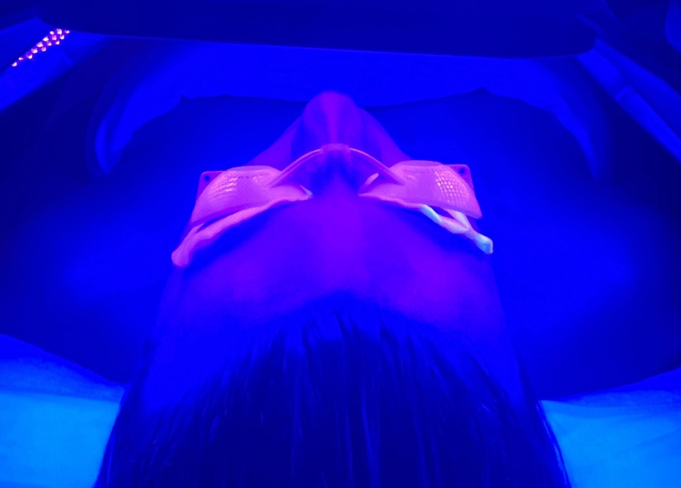 Relaxation under blue LED light therapy at Oak + Glow, Chaldon, England, GB.