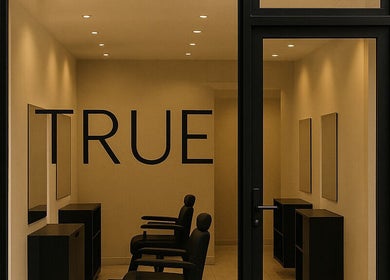 Entrée de True Hair Studio à Blois, Centre-Val de Loire, FR avec mobilier moderne et éclairage chaleureux.