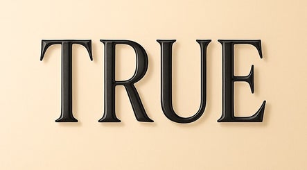 Logo élégant de True Hair Studio, Blois, Centre-val De Loire, FR, sur fond beige.