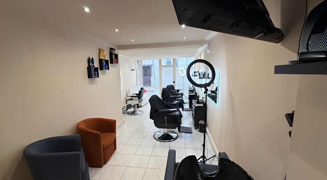 Intérieur moderne du True Hair Studio à Blois, Centre-val De Loire, FR avec sièges et équipements coiffure.
