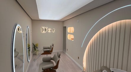 Interior elegante do Dor em São Paulo, São Paulo, BR, destacando espelhos iluminados.