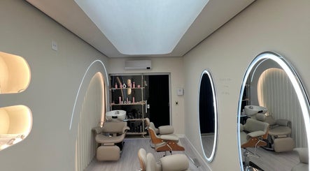 Espaço moderno do Dor em São Paulo, SP, BR com cadeiras confortáveis e espelho iluminado.