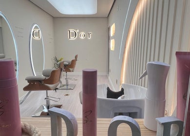 Interior elegante de Dor em São Paulo, São Paulo, BR com espelhos iluminados e produtos de beleza.