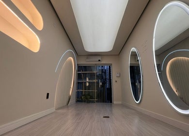 Espaço moderno do Dor em São Paulo, São Paulo, BR, com espelhos e luzes sofisticadas.
