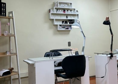 Estación de manicura en J.micropig, Ñuñoa, Región Metropolitana, CL, con herramientas y estanterías organizadas.