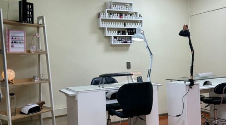Estación de manicura en J.micropig, Ñuñoa, Región Metropolitana, CL, con herramientas y estanterías organizadas.