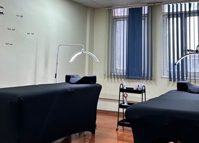 Cabinas de tratamiento en J.micropig, Ñuñoa, Región Metropolitana, CL, iluminadas y acogedoras.