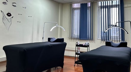 Cabinas de tratamiento en J.micropig, Ñuñoa, Región Metropolitana, CL, iluminadas y acogedoras.