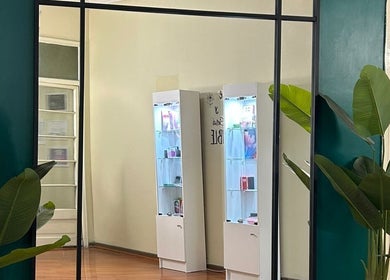 Interior moderno y minimalista de J.micropig en Ñuñoa, Región Metropolitana, CL con decoración verde y espejo.