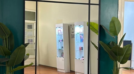 Interior moderno y minimalista de J.micropig en Ñuñoa, Región Metropolitana, CL con decoración verde y espejo.