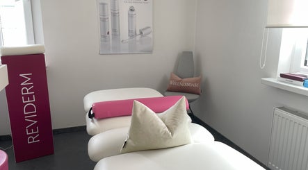 Behandlungsraum bei Beauty Code - Kobido und Transbukkale Gesichtsmassage in Zürich, Zürich, CH, mit luxuriöser Einrichtung.