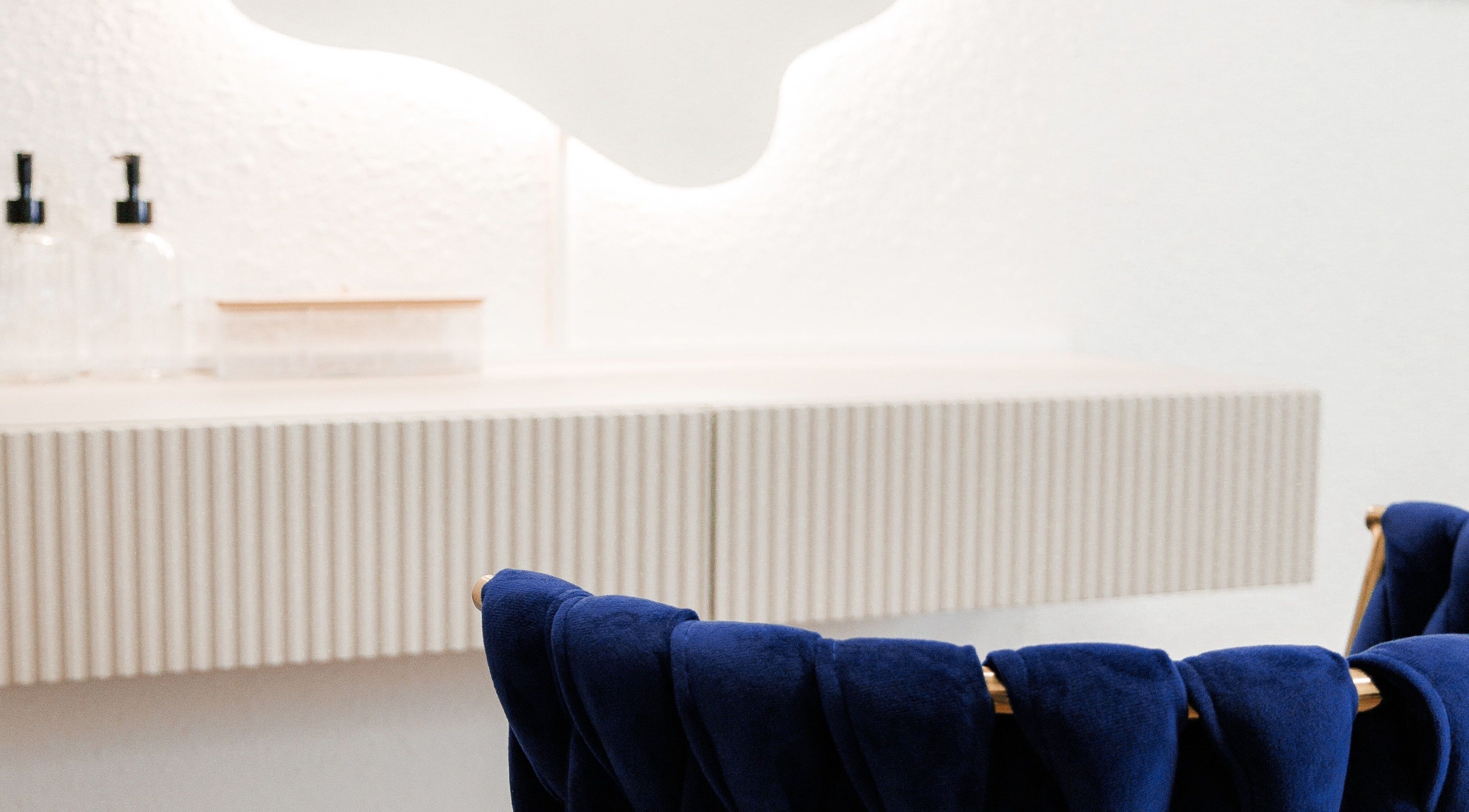 Сучасний декор в Kari beauty space, Moravskoslezský Kraj, CZ з синім полотенцем.