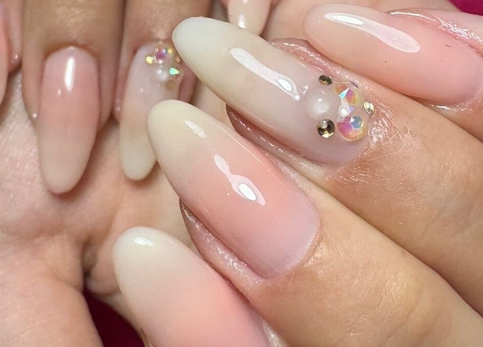 Unhas delicadas com brilhos no Nail Studio By Caroline Viana, São Paulo, São Paulo, BR.