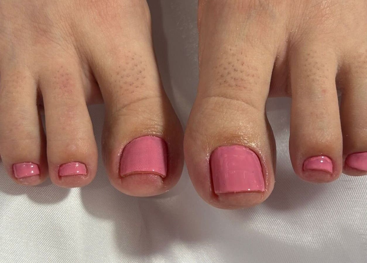 Unhas dos pés com esmalte rosa no Nail Studio By Caroline Viana, São Paulo, São Paulo, BR.