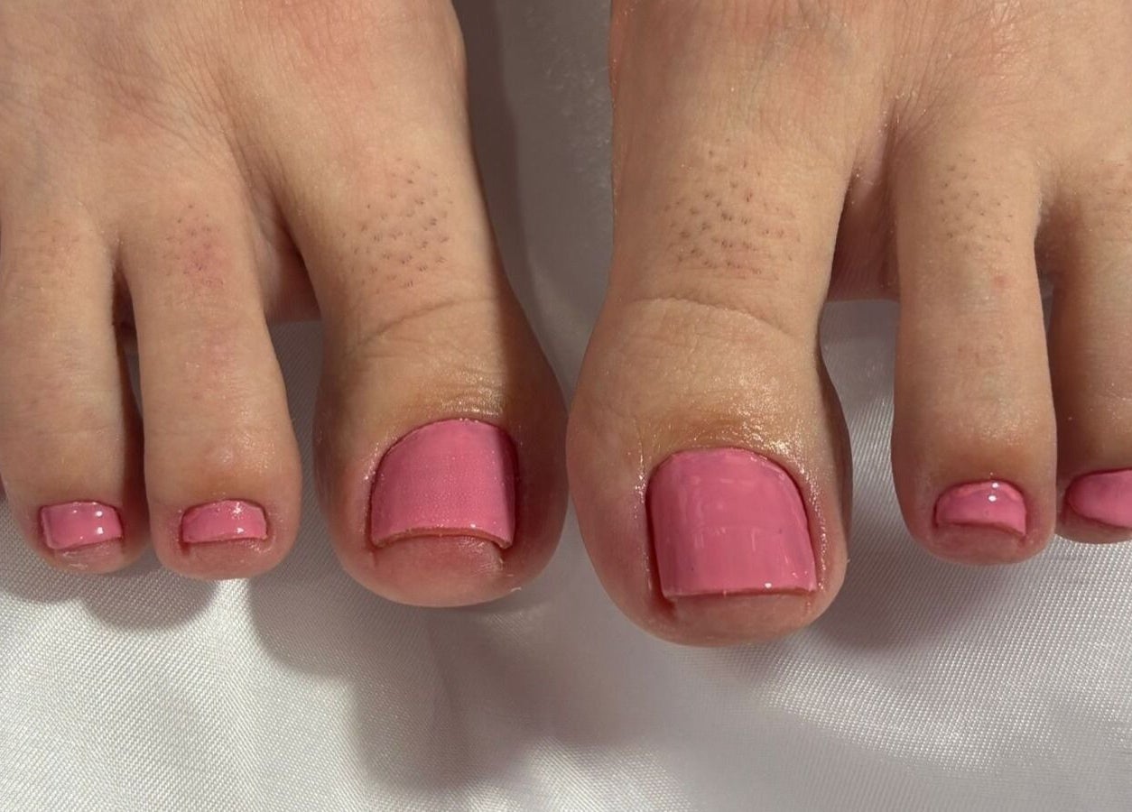 Unhas dos pés com esmalte rosa no Nail Studio By Caroline Viana, São Paulo, São Paulo, BR.
