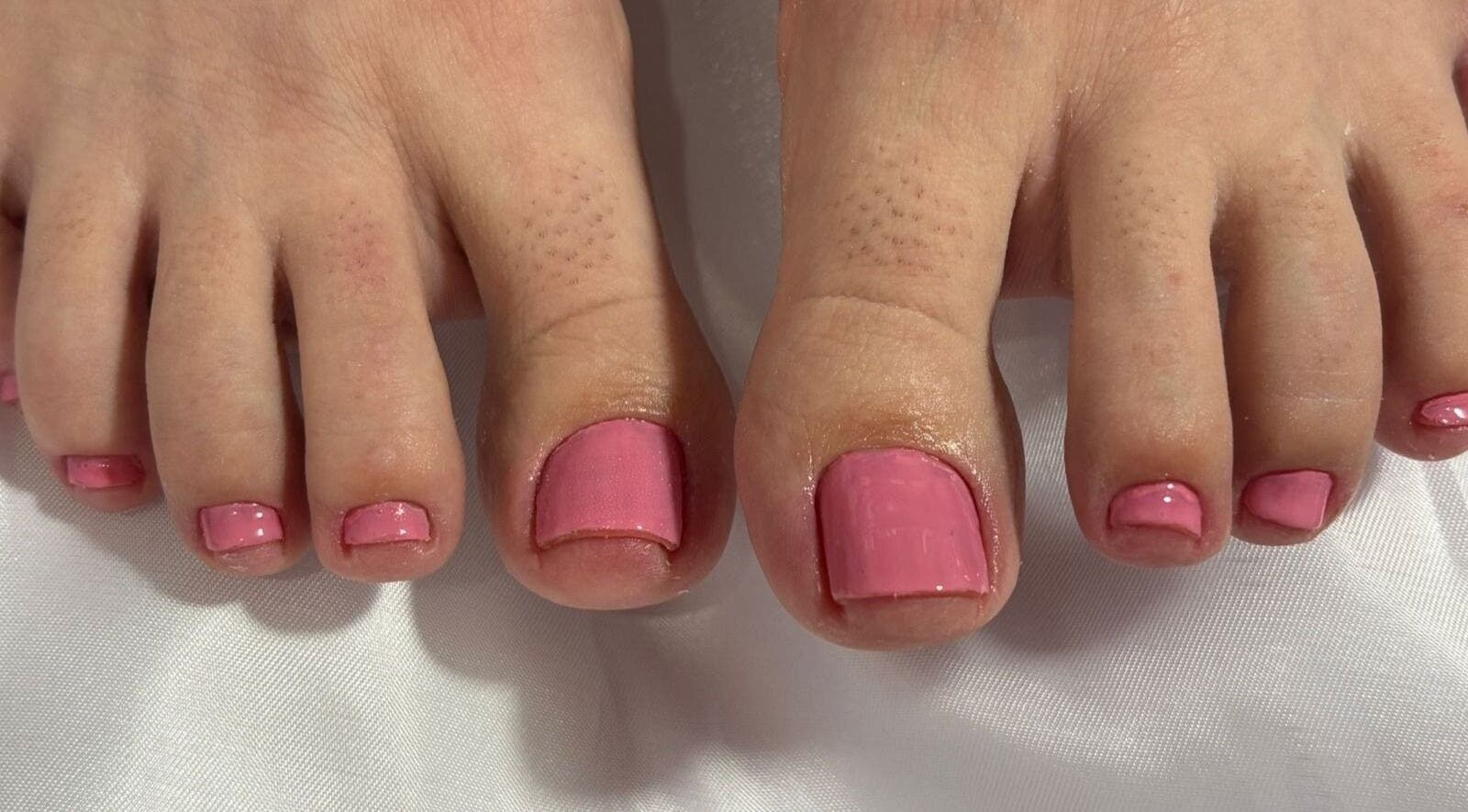 Unhas dos pés com esmalte rosa no Nail Studio By Caroline Viana, São Paulo, São Paulo, BR.