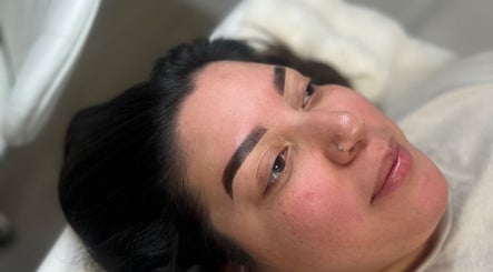 Well-groomed eyebrows at Elevae Artistry in Houston, Texas, US, showcasing precision and artistry.