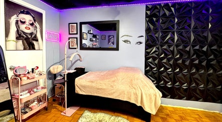 YAZLURE beauty room in Mercier, Québec, CA with stylish decor, pink accents, and treatment bed.