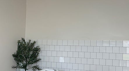Minimalist design with lush plant in houseofmaneco, Heyfield, Victoria, AU spa room.