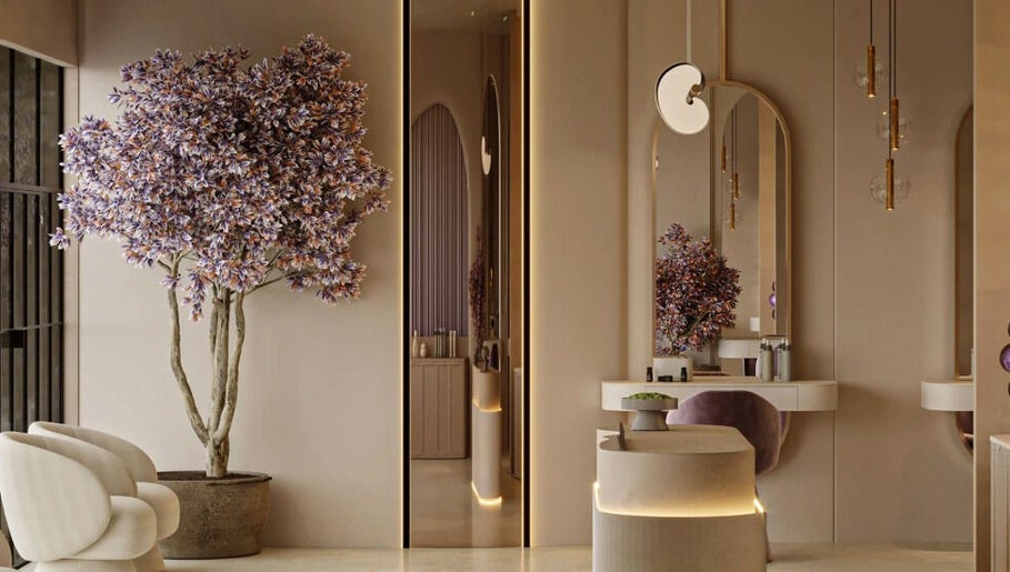 Interior de Amara - Women's Beauty Club en Providencia, Región Metropolitana, CL, con árbol decorativo y diseño moderno.