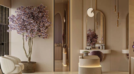 Interior de Amara - Women's Beauty Club en Providencia, Región Metropolitana, CL, con árbol decorativo y diseño moderno.