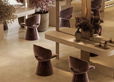 Interior acogedor de Amara - Women's Beauty Club en Providencia, Región Metropolitana, CL con sillas modernas.