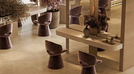 Interior acogedor de Amara - Women's Beauty Club en Providencia, Región Metropolitana, CL con sillas modernas.