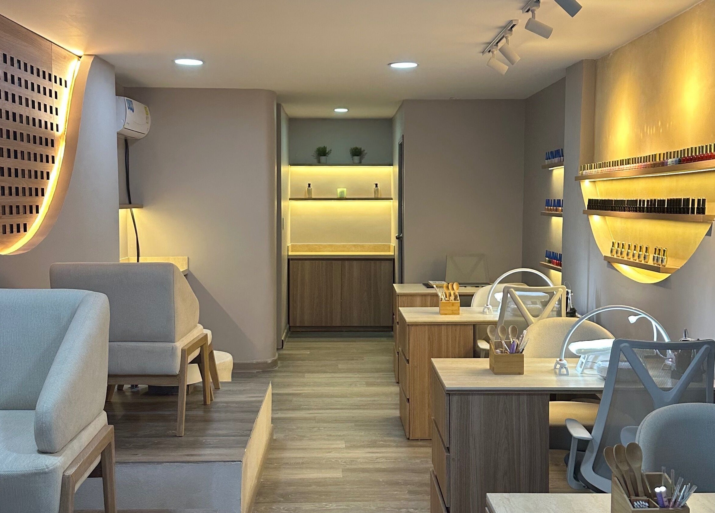 Interior moderno y acogedor de nest. Master nails en Cartagena De Indias, Bolívar, CO con estaciones de manicura.