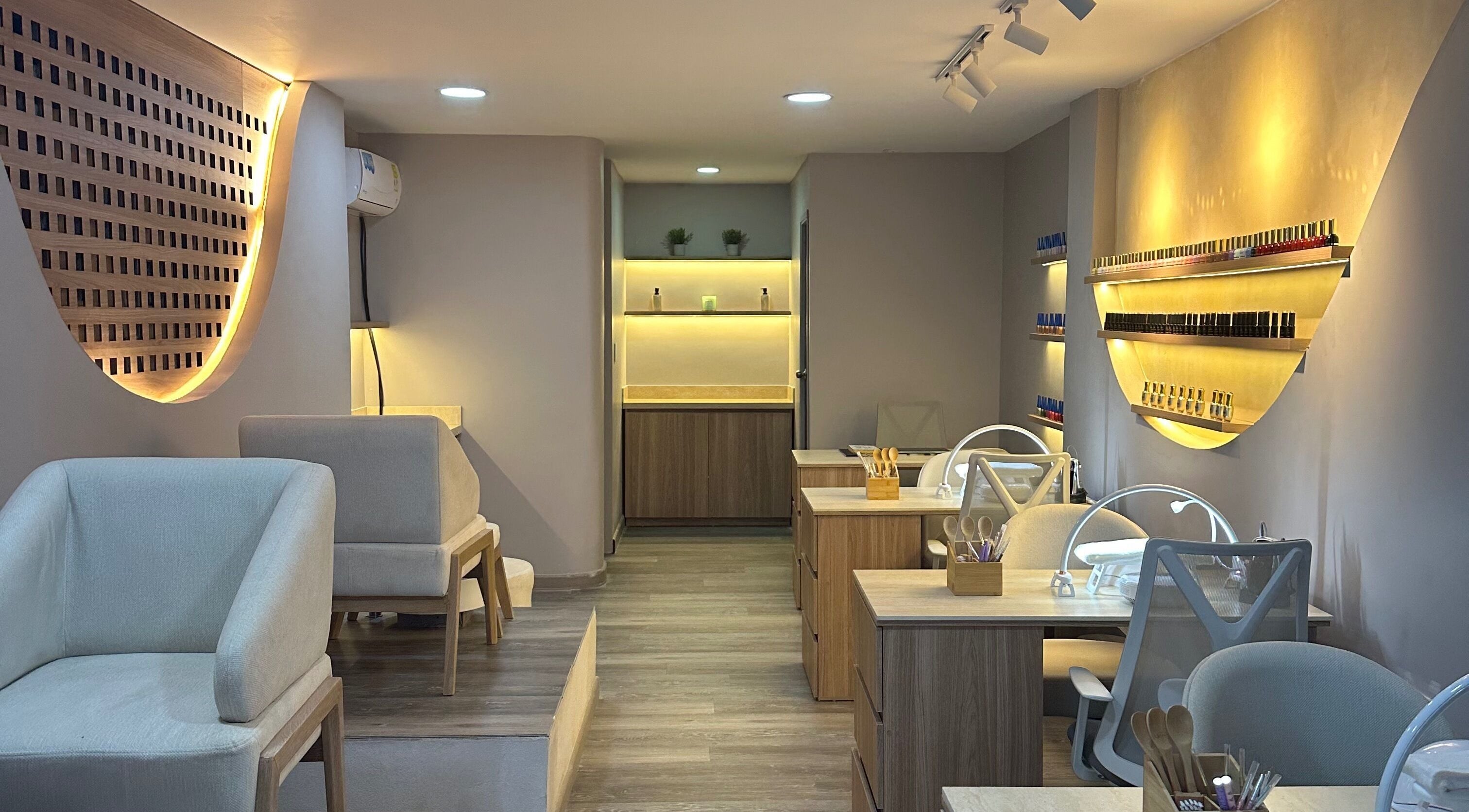 Interior moderno y acogedor de nest. Master nails en Cartagena De Indias, Bolívar, CO con estaciones de manicura.