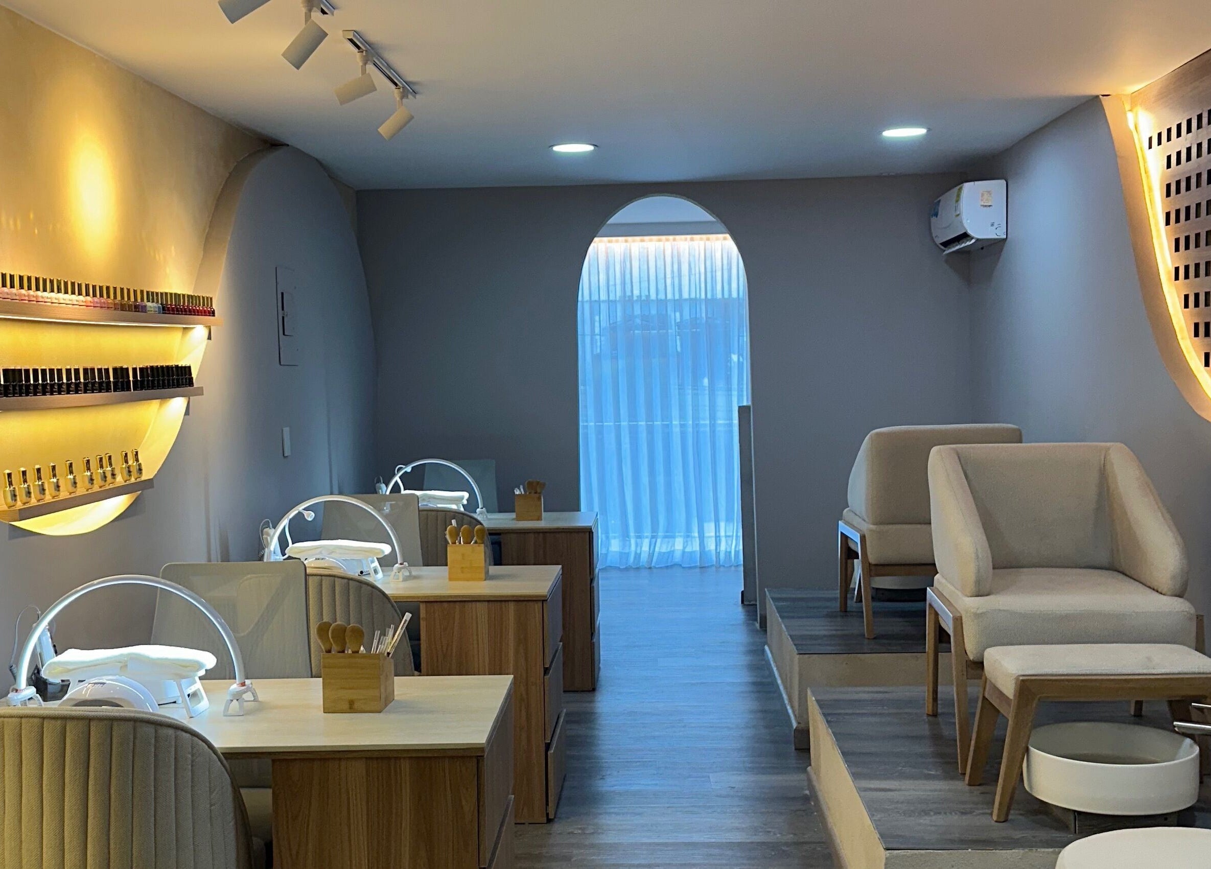 Interior elegante de nest. Master nails en Cartagena De Indias, Bolívar, CO, iluminado y sofisticado.