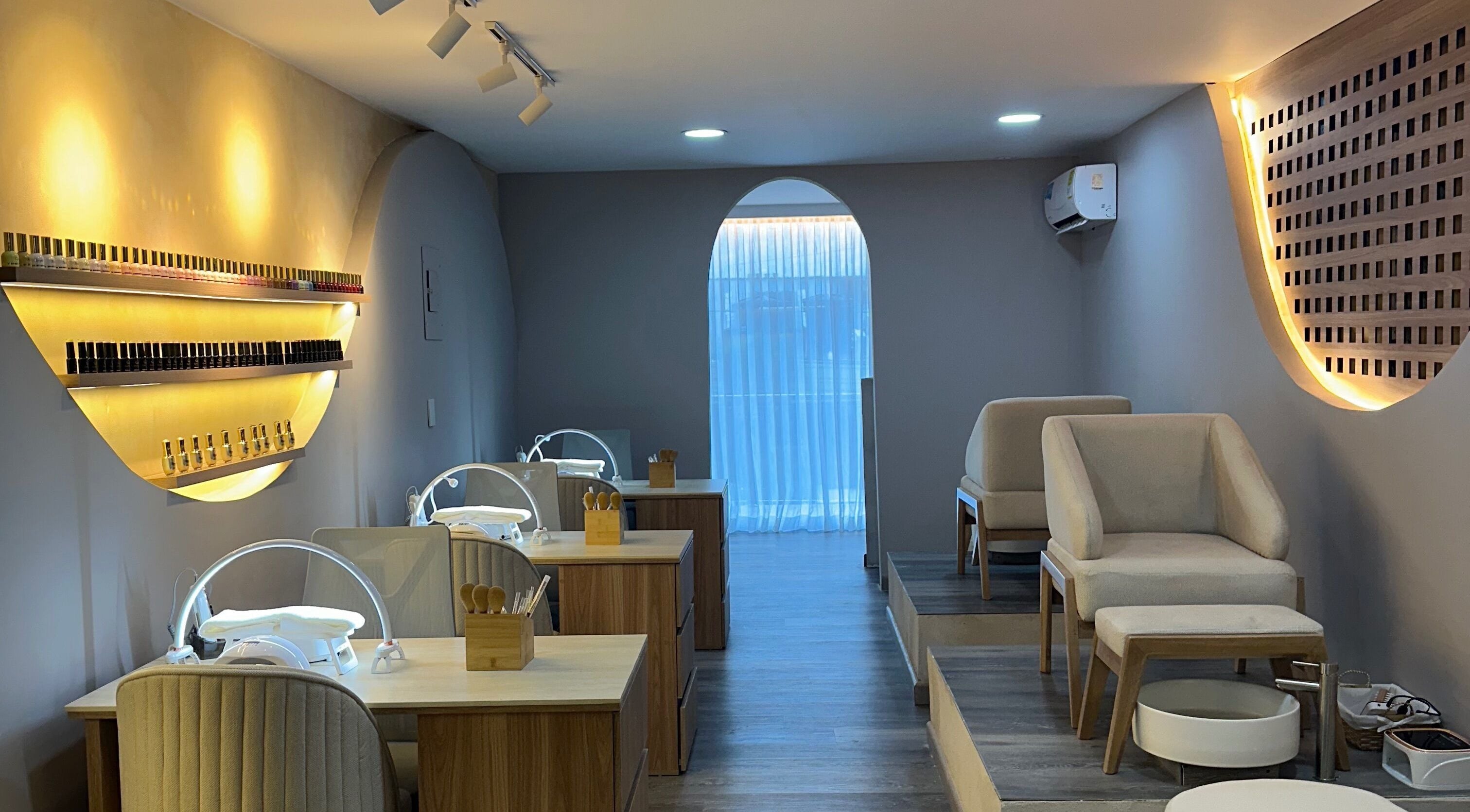 Interior elegante de nest. Master nails en Cartagena De Indias, Bolívar, CO, iluminado y sofisticado.