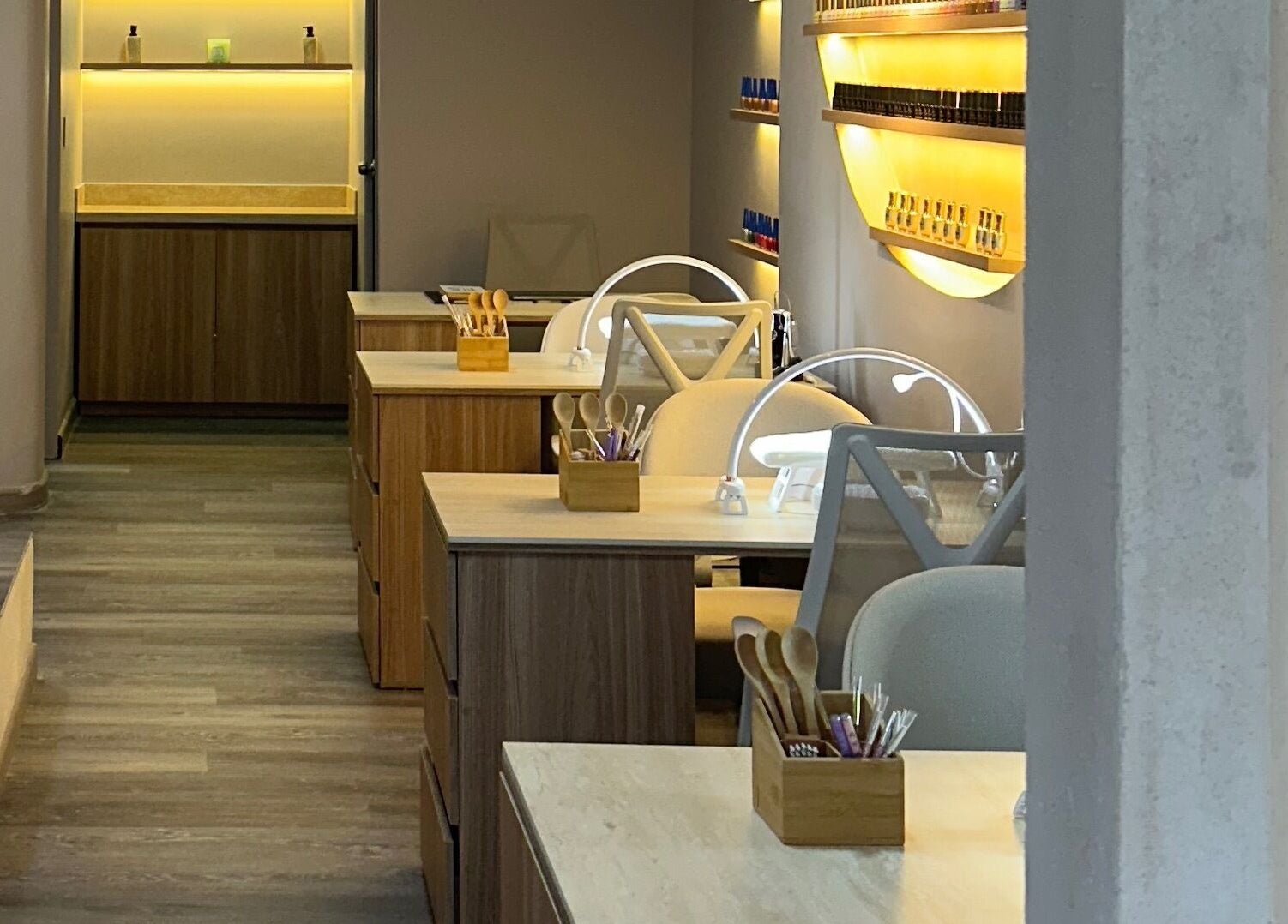 Espacio moderno en nest. Master nails, Cartagena De Indias, Bolívar, CO, con mesas de manicura iluminadas.