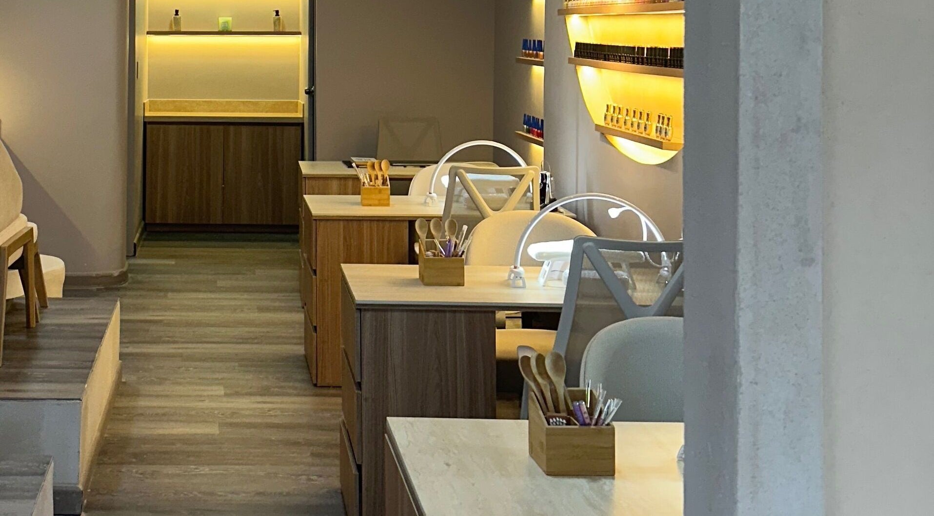 Espacio moderno en nest. Master nails, Cartagena De Indias, Bolívar, CO, con mesas de manicura iluminadas.