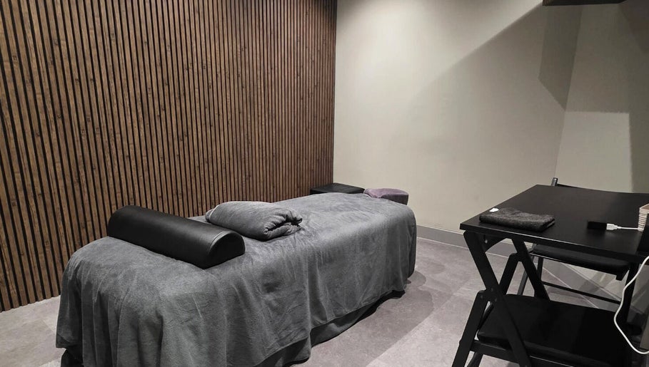 Rustige massageruimte met zachte verlichting bij Tension Treat in Amsterdam, Noord-Holland, NL.