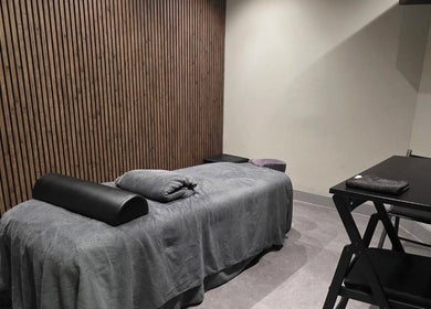Rustige massageruimte met zachte verlichting bij Tension Treat in Amsterdam, Noord-Holland, NL.