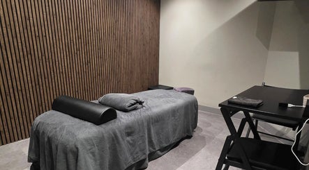 Rustige massageruimte met zachte verlichting bij Tension Treat in Amsterdam, Noord-Holland, NL.