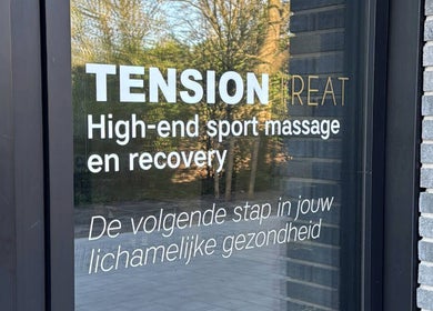 Deur met logo 'Tension Treat', focus op sportmassage in Amsterdam, Noord-Holland, NL.
