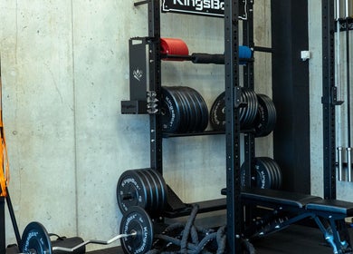 Krachttrainingsruimte bij Tension Treat, Amsterdam, Noord-Holland, NL met gewichten en barbells.