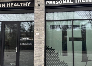 Voorgevel van Tension Treat in Amsterdam, Noord-Holland, NL, met focus op sportmassage en herstel.
