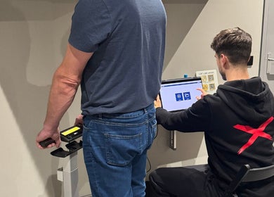 Een klant krijgt digitale wellness-evaluatie bij Tension Treat in Amsterdam, Noord-Holland, NL.