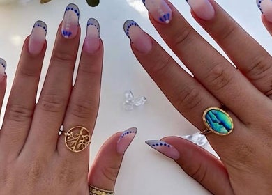 Design moderne de nail art chez Inails Studio, Nice, Provence-alpes-côte D'azur, FR. Ongles avec détails bleus.