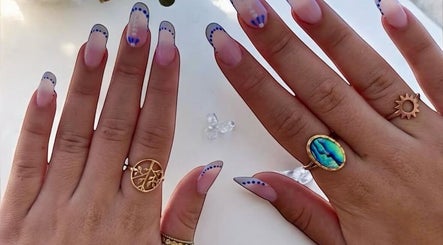 Design moderne de nail art chez Inails Studio, Nice, Provence-alpes-côte D'azur, FR. Ongles avec détails bleus.