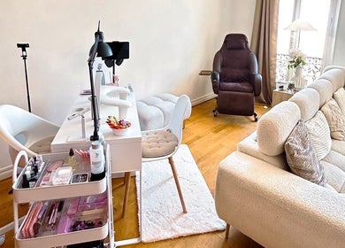 Intérieur élégant du Inails studio à Nice, Provence-alpes-côte D'azur, avec mobilier moderne et cosy.