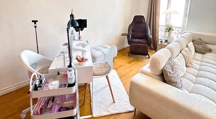 Intérieur élégant du Inails studio à Nice, Provence-alpes-côte D'azur, avec mobilier moderne et cosy.