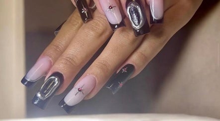 Design d'ongles glam avec noir et argent chez Inails studio, Nice, Provence-alpes-côte D'azur, FR.