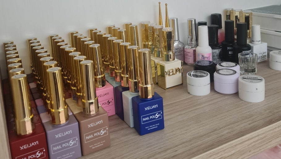 Amplia colección de esmaltes en Nani Nails & Spa, Palencia, Castilla Y León, ES, para uñas perfectas.