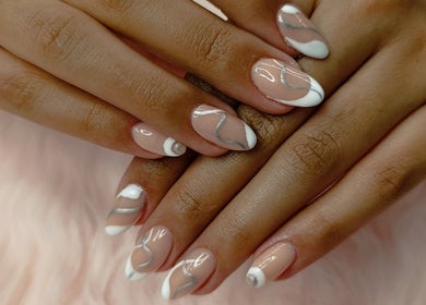 Manicura elegante en Nani Nails & Spa, Palencia, Castilla Y León, ES. Diseño moderno con blanco y plata.