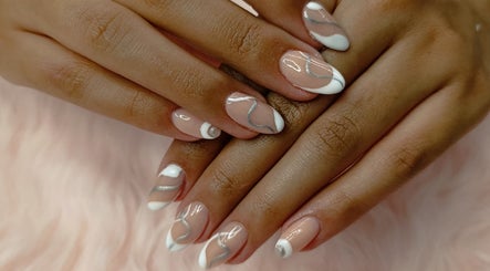 Manicura elegante en Nani Nails & Spa, Palencia, Castilla Y León, ES. Diseño moderno con blanco y plata.