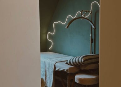 Ruheraum im Soulcare Studio, Bielefeld, Nordrhein-Westfalen mit Behandlungsbett und beruhigendem Lichtdesign.